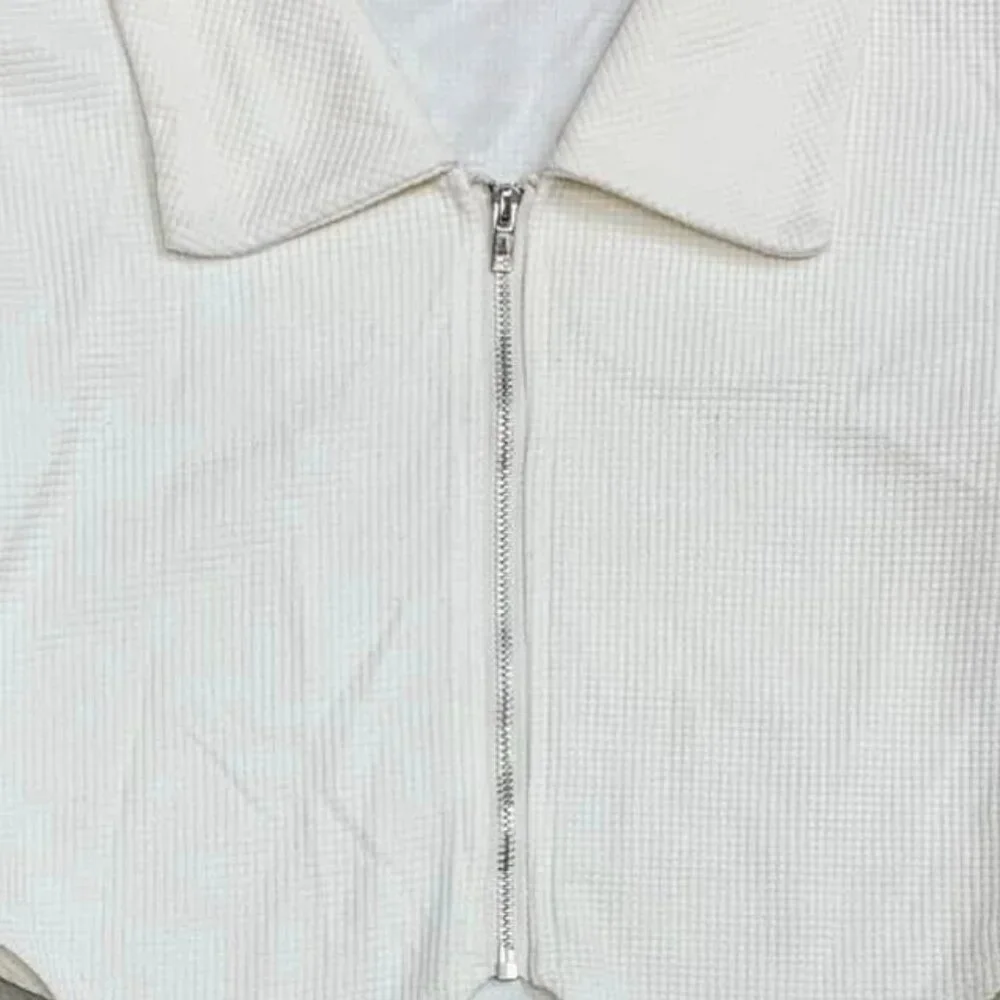 Feminine Cream Ribbed Cropped Top with Zipper - Picture 2 of 4